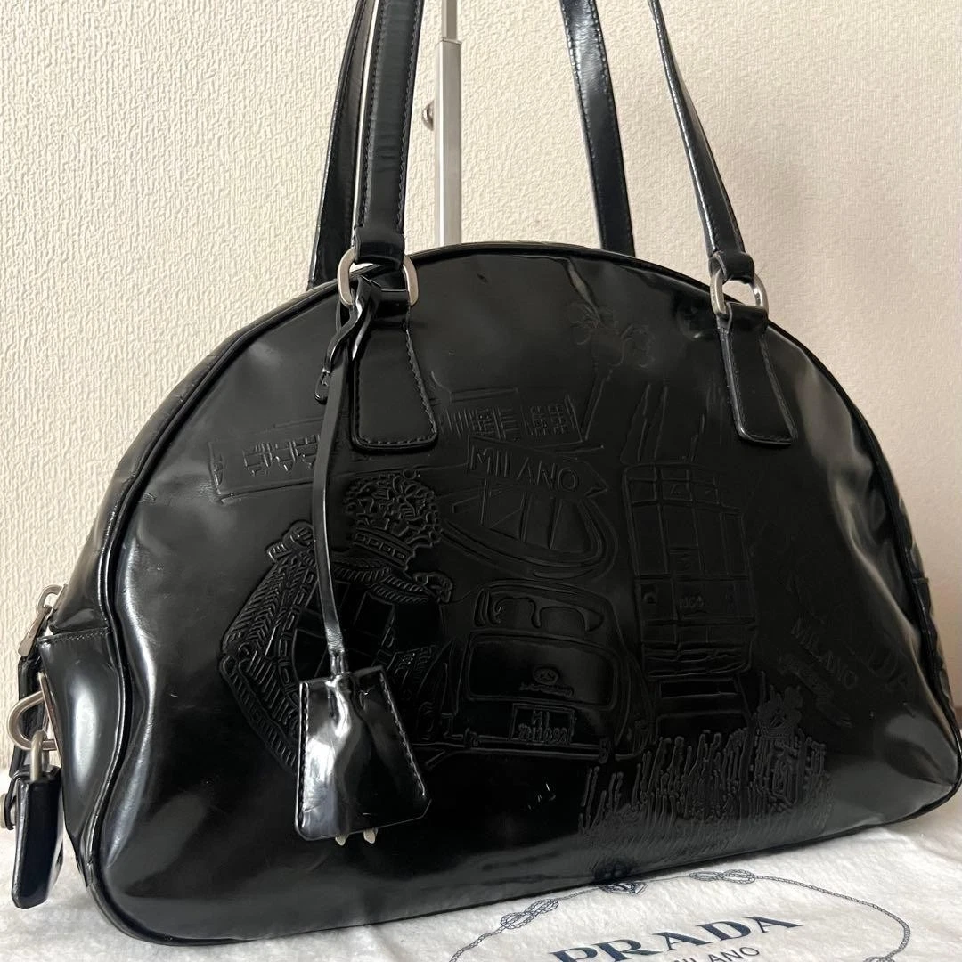 Prada embossed tote bag can be worn over the shoulder, black triangular plate