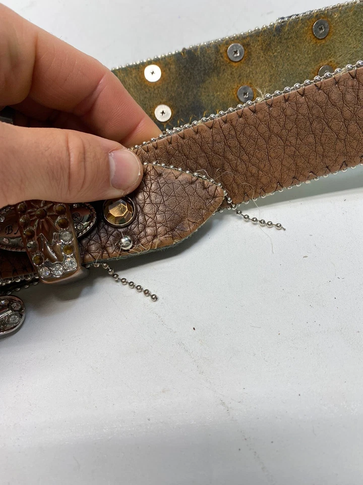 Cinturón vaquera de cuero marrón oscuro talla grande con tachuelas WB Atlas para dama Foto 4 de 4