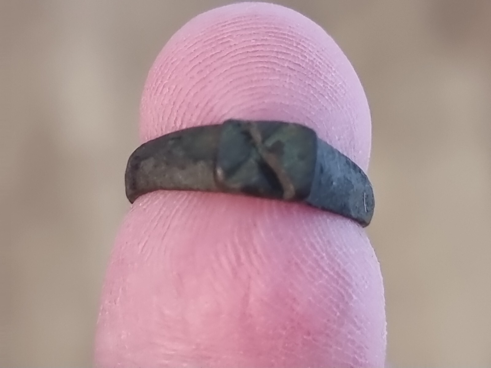 Frühmittelalterliche Bronze Damen Kreuzring schöne Patina gefunden in England LA71z