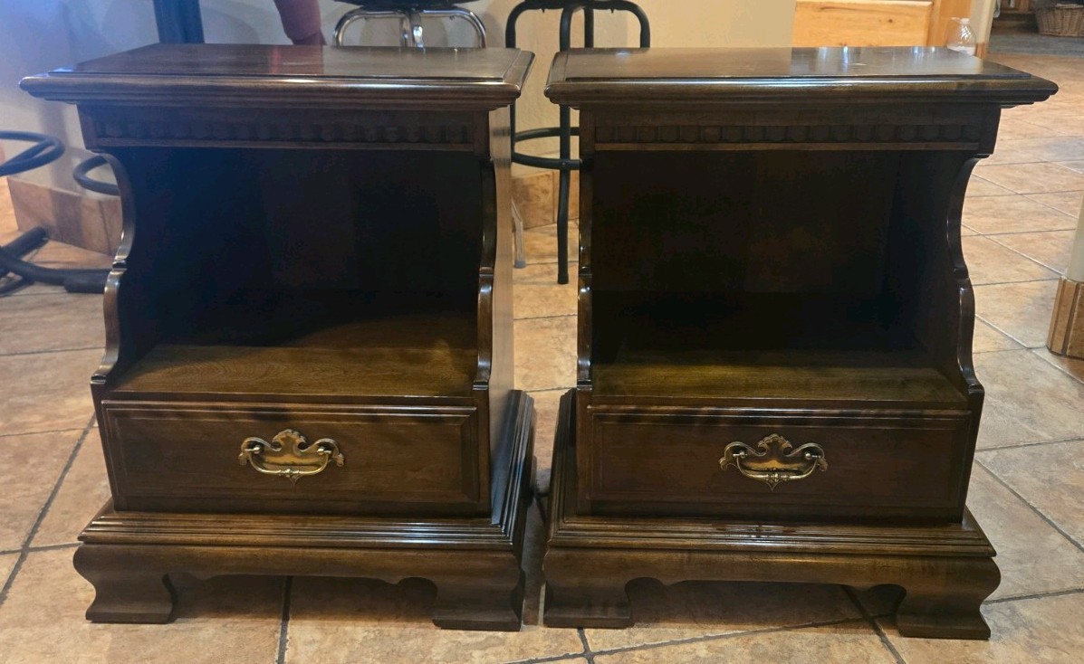 S Bedside Table Classic Manor 15-5206  Close July!