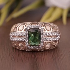 Bague Unique Avec Émeraude Et