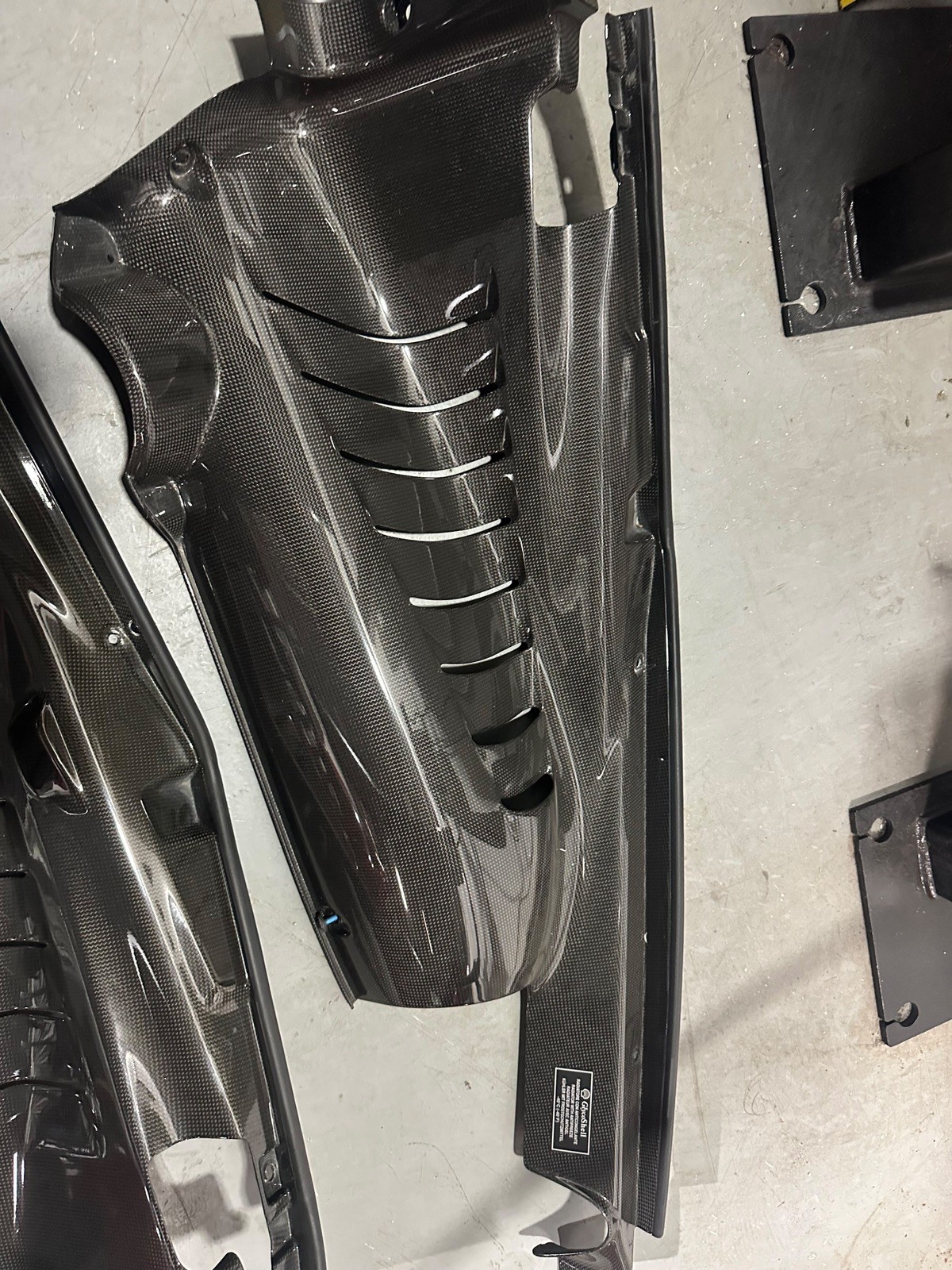 Ferrari OEM 78201700 Juego de paneles laterales de vano motor en fibra de carbon
