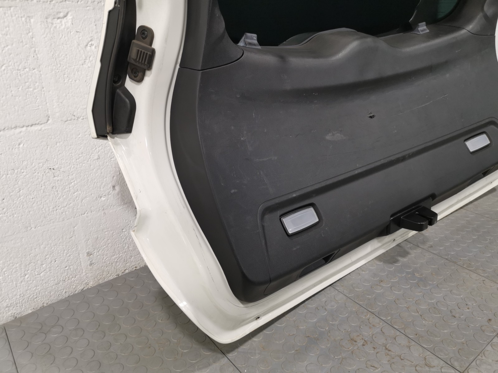 MASERATI Levante 3.0L AWD 2018  Complete Rear Trunk Lid Lift Gate 673005572 OEM