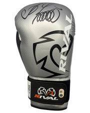 OLEKSANDR USYK SIGNED SILVER RIVAL BOXING GLOVE UNDISPUTED (ACG CERT AG18897)
