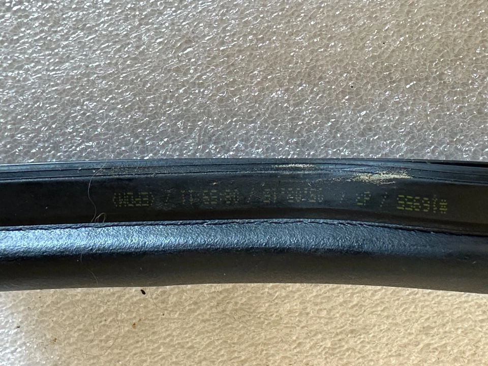 Sello de cubierta de capucha Mini Cooper 2007-2015 - OEM Mini # 51-71-7-148-848 Foto 4 de 4