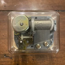 Sankyo “Here Comes Santa Clause”  Japan Music Box Mechanism Wind up Movement