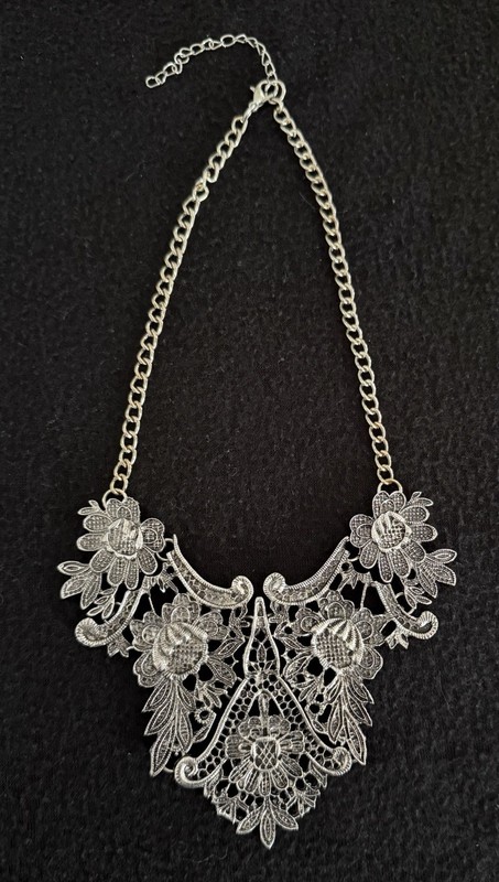 WILPHEN FLORAL VICTORIAN STYLE Metal BIB 16.5 " LENTH ADJUSTABLE NECKLACE