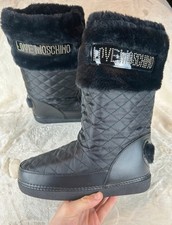 Stivali Neve Love Moschino con Tomaia Trapuntata e Bordo in Pelliccia Sintetica
