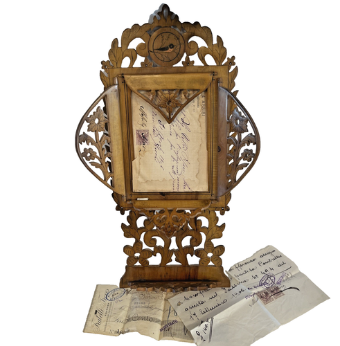 Antiker handgeschnitzter Volkskunstrahmen mit original italienischen Dokumenten Einnahmenmarken von 1906