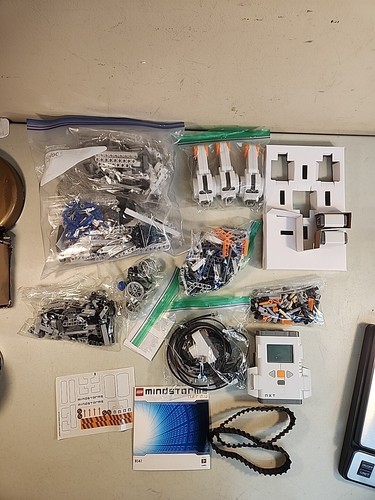 LEGO Mindstorm NXT 2.0 Retired 8547 Set w Manual CD - Picture 2 of 13