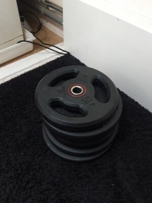 6x10kg Barbell Weight Plates, 1x7kg Curl Bar, 2 Clips