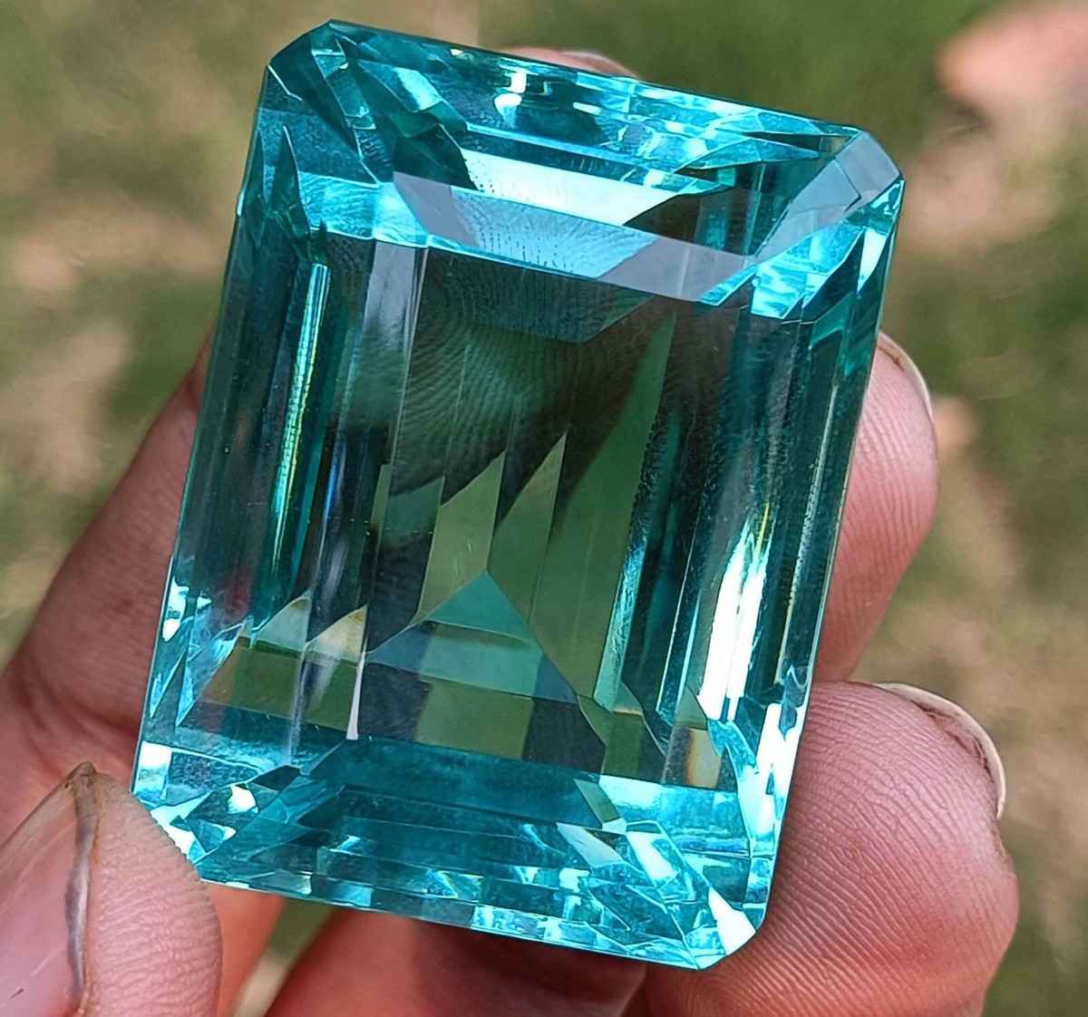 Brazil Transparent Sky-Blue Aquamarine 30-40 Ct Emerald Cut Loose