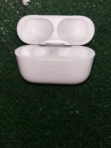 (As Is And Works Great) Apple AirPods Pro 2nd Generation with MagSafe - Photo 5 sur 9