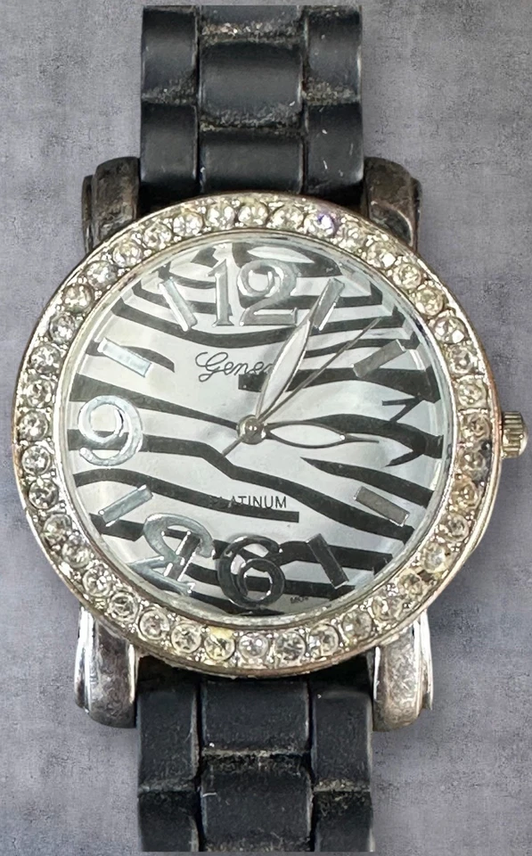Reloj Geneva Platino Esfera Cebra Bisel Estrás Banda Goma Negra - Funciona. Foto 2 de 4