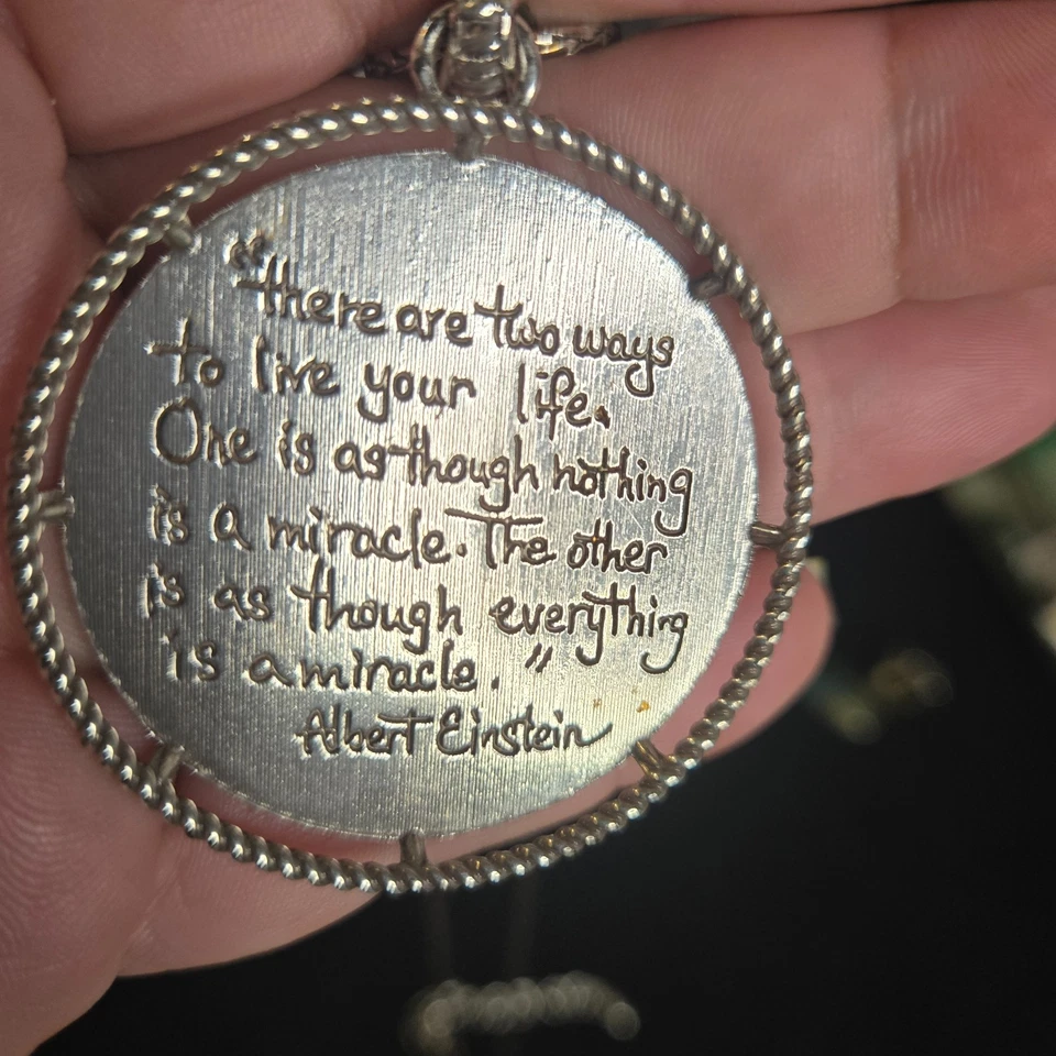 Colar Brighton CRYSTAL ROCKS DREAMS em excelente estado usado âmbar tom prata longa citação Eistein - Imagem 2 de 4