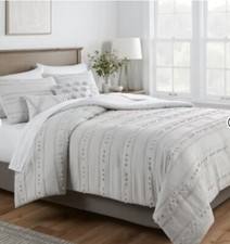 Tufted Comforter Set Threshold      Full/Queen 5 Pieces