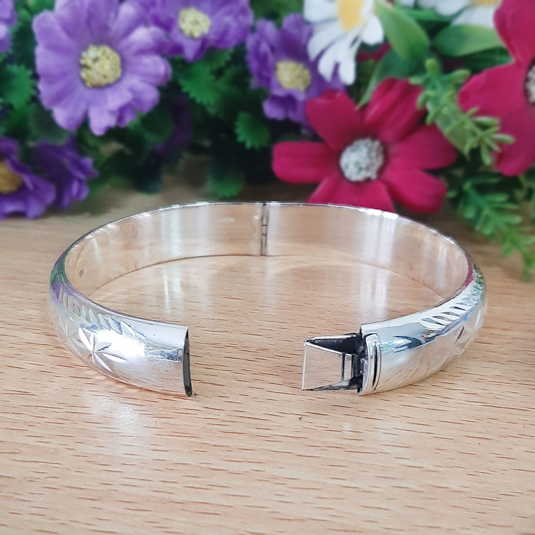 925 Sterling Silver Hinged Curved Flat Band Bangle Bracelet 925 Sterling Silver Hinged Curved Flat Band Bangle Bracelet