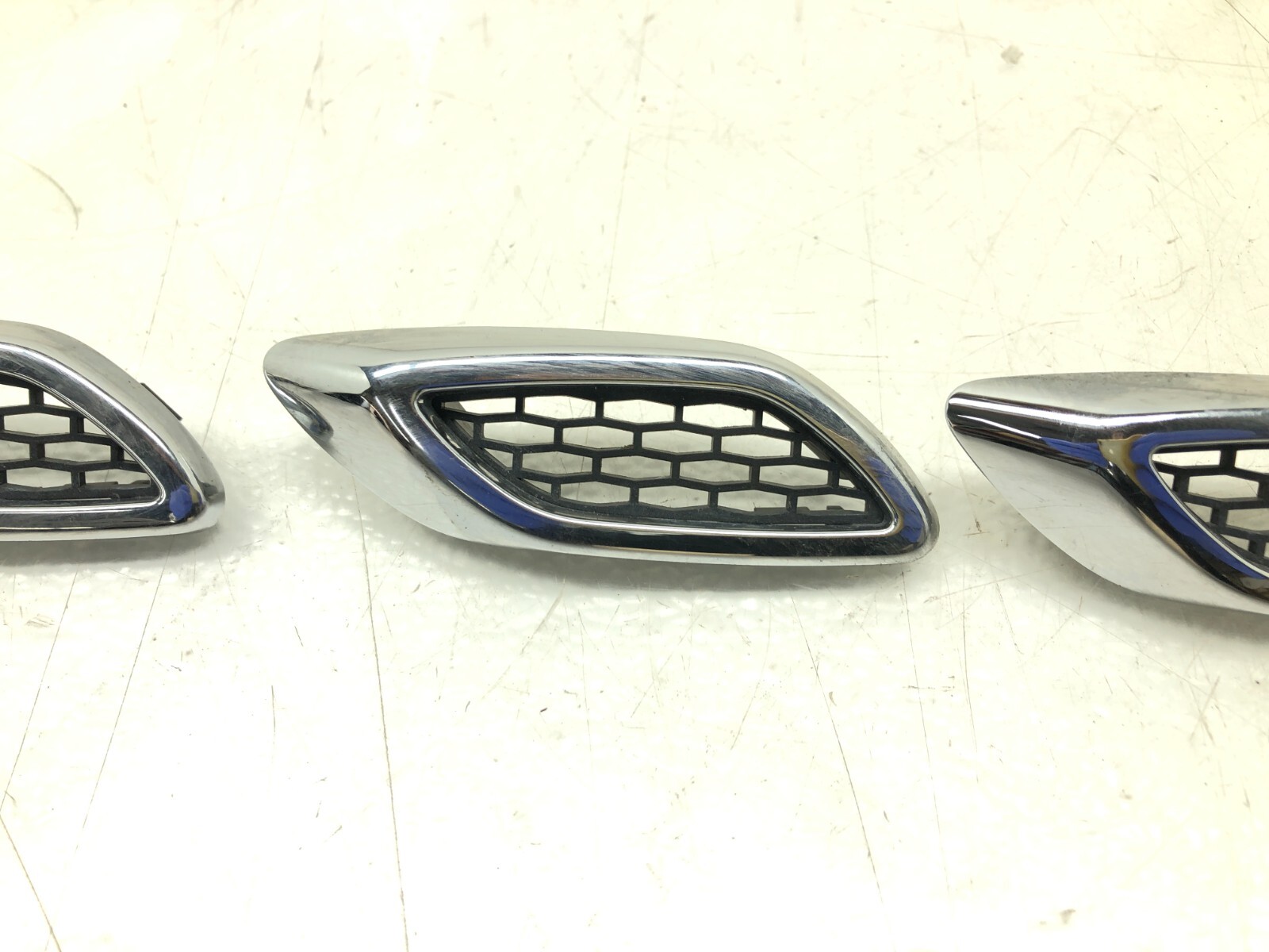 2017-2020 MASERATI LEVANTE LEFT DRIVER FRONT FENDER VENT GRILL TRIM SET X3 OEM