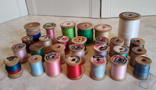 Vintage Lot of 27 Old Wooden Spools Most w/ Thread Various Sizes  Color Sewing