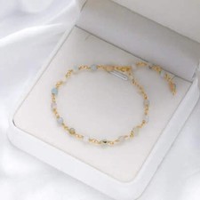 Steinarmband mit kleinen runden hellblauen und weißen Steinchen-Kette vergoldet-