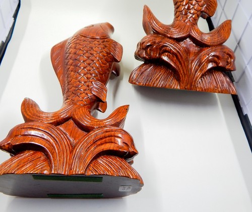 Estatuilla escultura de carpa koi de pez de madera saltando del agua sujetalibros par de 11 - Imagen 10 de 10