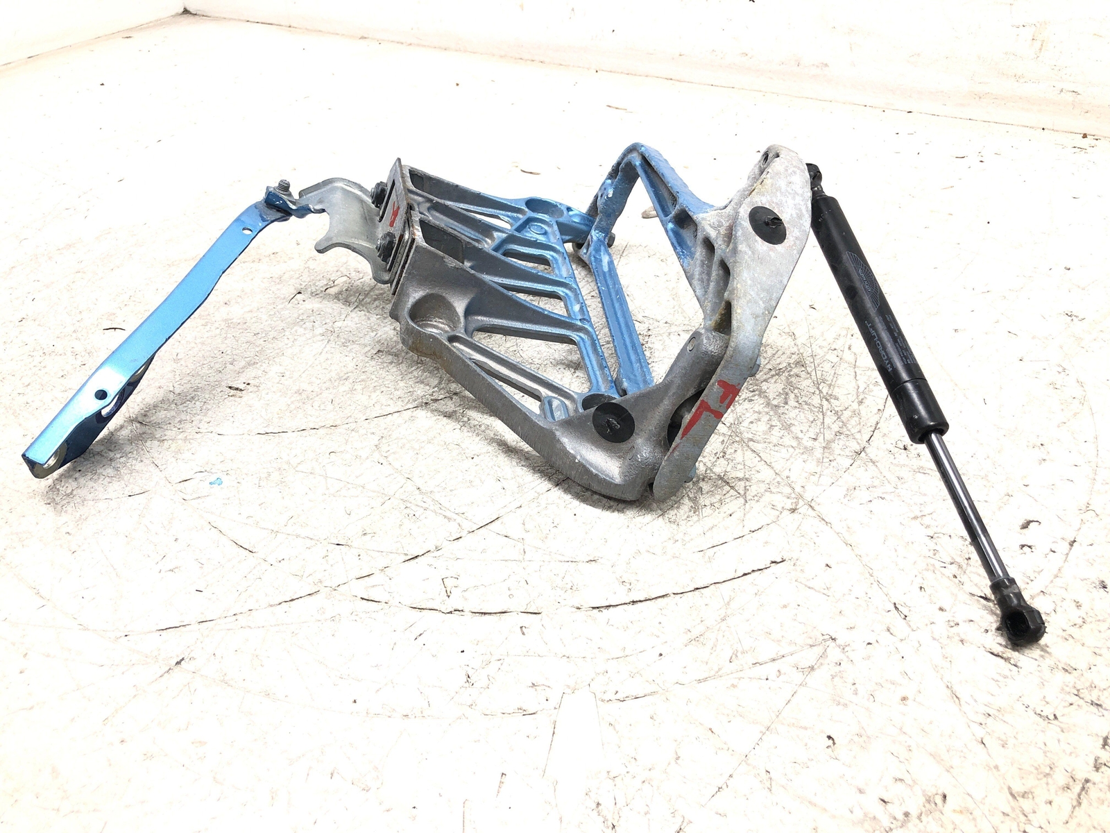 2009 ASTON MARTIN VANTAGE HOOD HINGE SET W/LIFT CYLINDERS & FENDER BRACKETS OEM