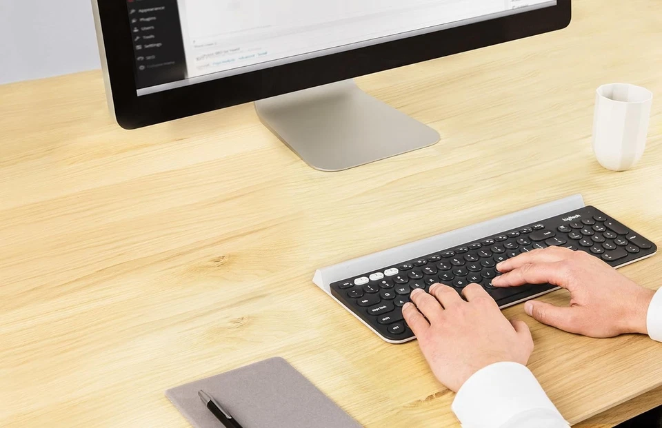 Logitech K780 Multi-Device Wireless Keyboard, ‎QWERTZ Swiss Layout - Grey - Image 4 of 4