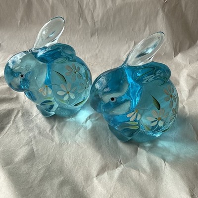 FENTON 花柄 カスタードサテンガラス 2つセット 1匹耳負傷 2 Fenton Sky Blue Glass Bunny Rabbit Hand Painted Signed Neader | eBay