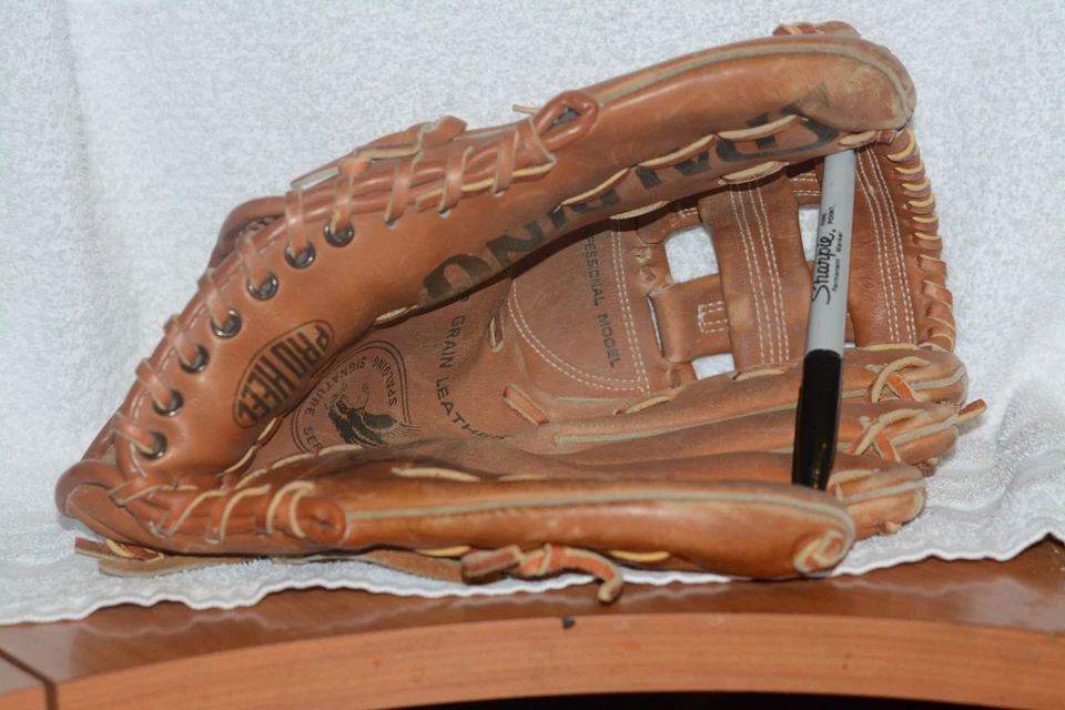 Sports Bashball. SPALDING Jim Rice Leather Baseball Glove 42-217 RHT - Image 3 of 4