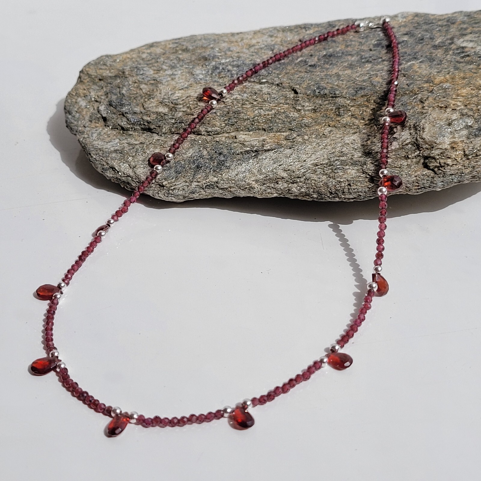 Collier en argent et grenat naturel : bijou artisanal fait main de 45cm