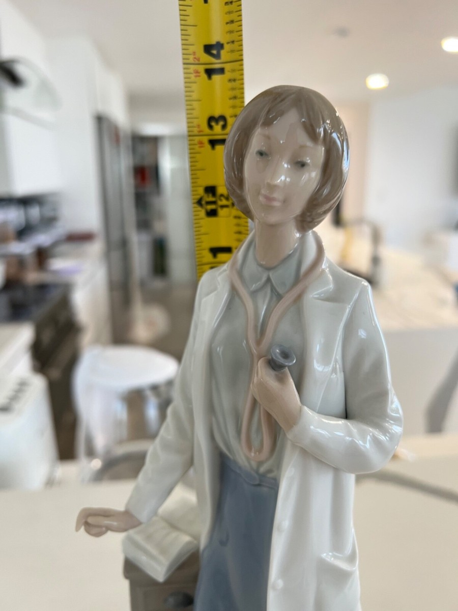 LLADRO　リヤドロ【Doctor-Medico】２　35ｃｍ　リアドロＬ14 Male Doctor Figurine | Lladró® USA