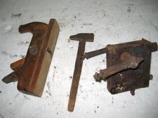 aus Opas Schmiede 1 schöner alter Zimmermann-Hobel Holzhobel + Türschloss usw...