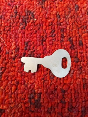 PADLOCK STREAMER TRUNK CASE FLAT KEY METAL VTG RARE #9