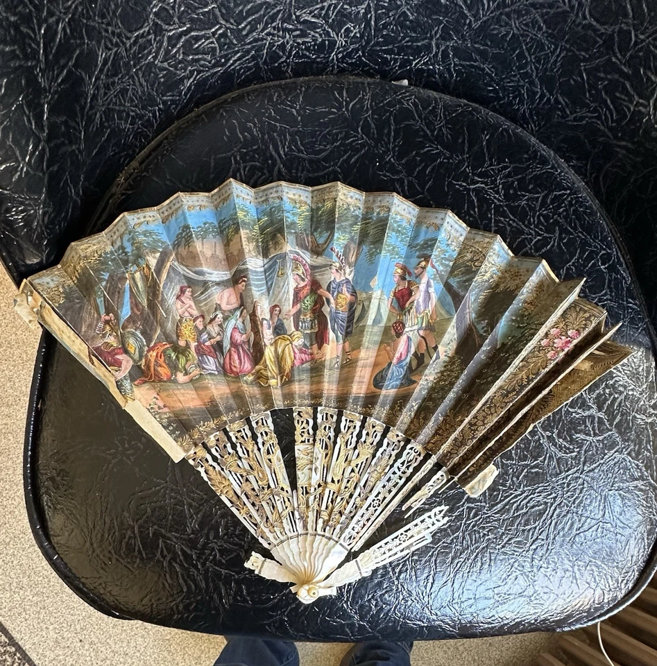 Antiguo abanico francés de nácar, hoja dorada pintada a mano, c.1870 Foto 2 de 4