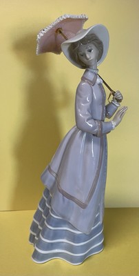 1985 Vintage LLARDO Figurine #5322  Damita Vienesa 