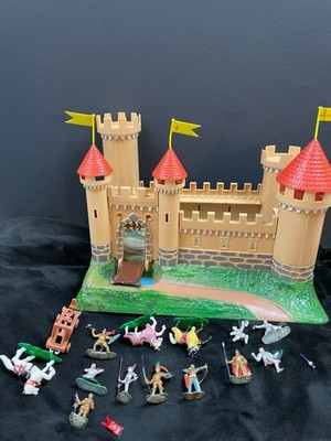 Vintage 1960s Louis Marx Knights & Castle Miniature Play Set