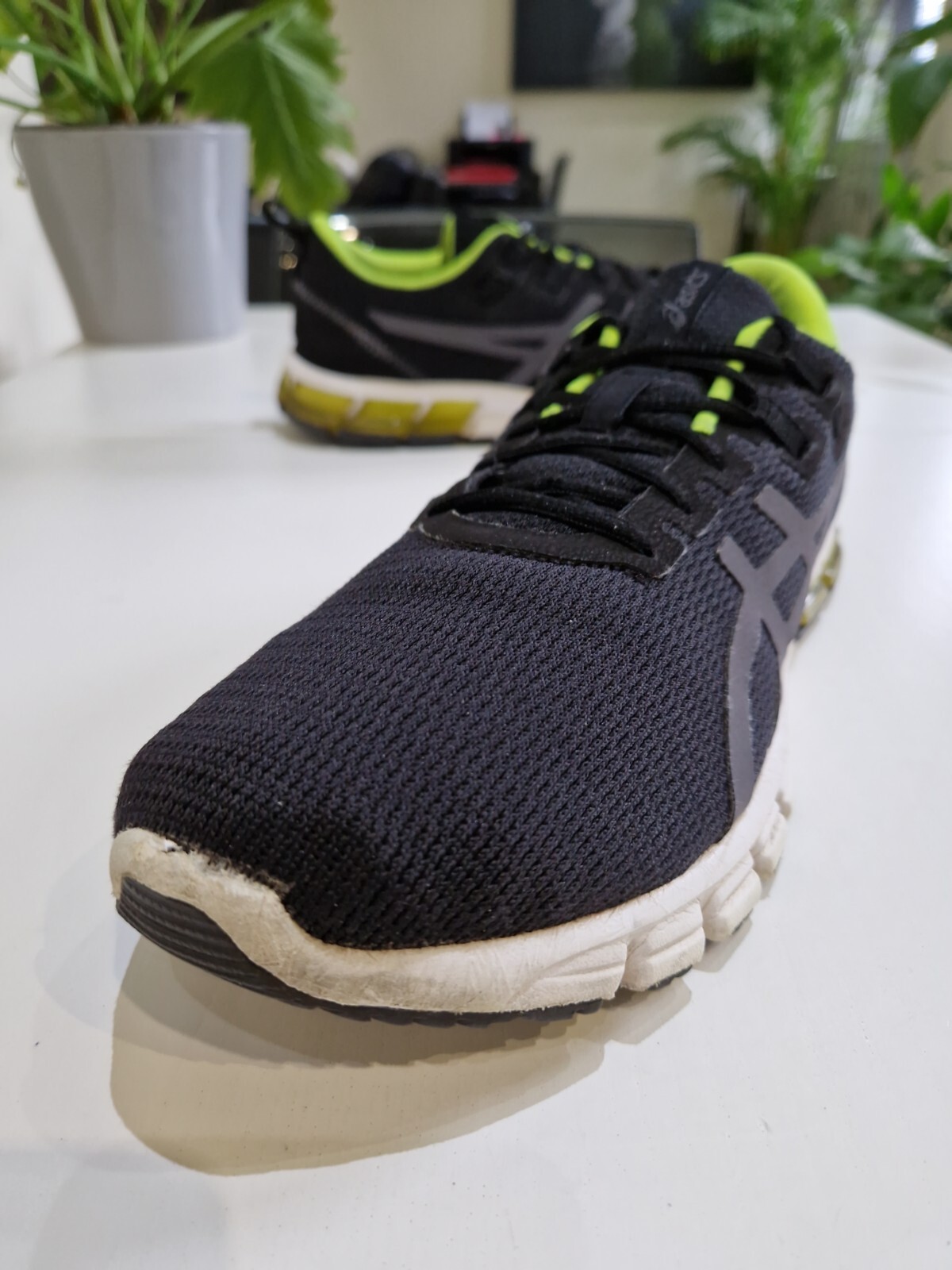 ASICS GELQUANTUM 90 RUNNING TRAINERS. MENS SIZE 10 UK. BLACK/VOLT/WHT