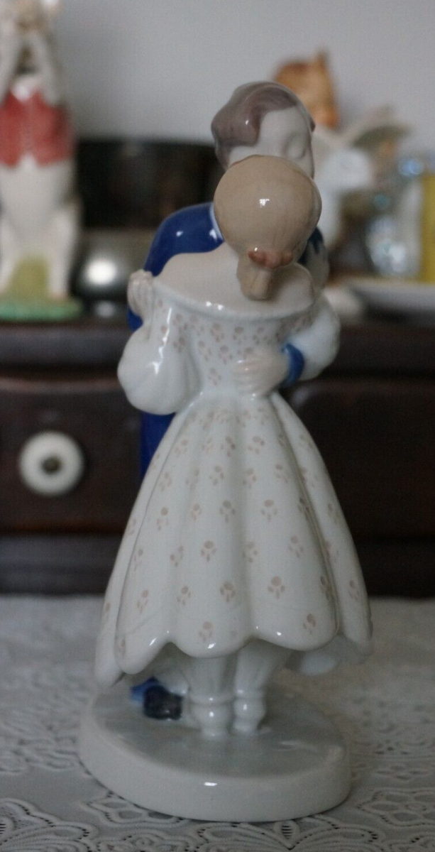 VINTAGE B&G Bing & Grondahl Figurine First Kiss #2162 VINTAGE B&G Bing & Grondahl Figurine First Kiss #2162