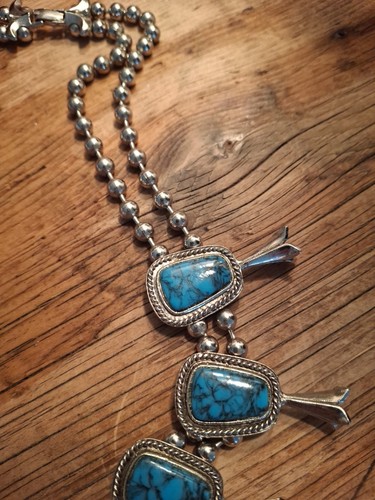 Goldette Faux Turquoise Resin Zuni Style Squash Blossom Necklace - Afbeelding 3 van 7