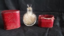 Ancien flacon à sels en cristal taillé vinaigrette avec son étui d'origine