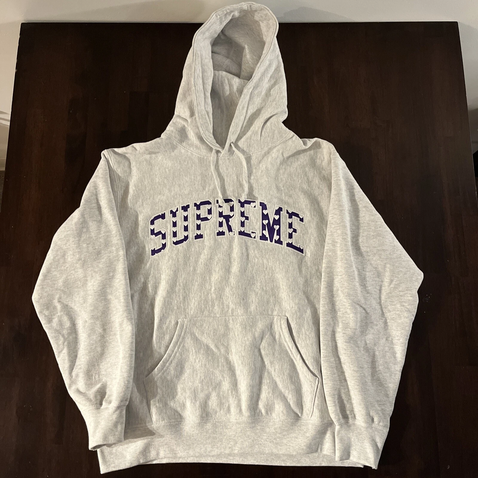 Sweat à capuche Supreme Heart Arc SS21 Small SM gris cendre violet porté une fois sans étiquettes