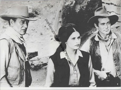 Original Pressefoto John Wayne Filmszene in DIE COMANCHEROS mit Ina Balin Wayne,