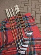 Play Ready Set - 8x Tom Stewart Hickory Golfeisen & Putter. TimewarpGolf