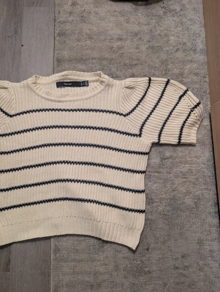 Blusa cropped Vero Moda branca e preta manga folhada listrada malha, tamanho pequeno - Imagem 4 de 4