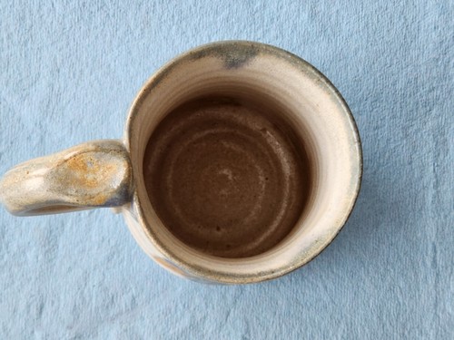 Beautiful studio pottery mug with a human figure blue beige ceramic glazed - Bild 7 von 7