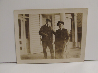 1910S VINTAGE FOUND PHOTOGRAPH OLD PHOTO B&W 2 DAPPER MEN IN SUITS & HATS POSING