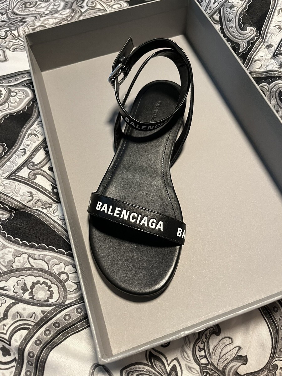【BALENCIAGA】ROUND FLAT SANDALS BALENCIAGA Round Flat Sandals | Luxury Designer Fashion