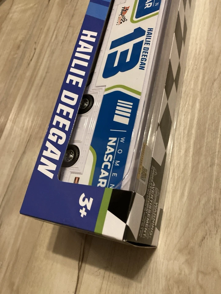 NASCAR Authentics Hailie Deegan Mujeres En NASCAR Semi Hauler Modelo 1:64 Totalmente Nuevo Foto 4 de 4