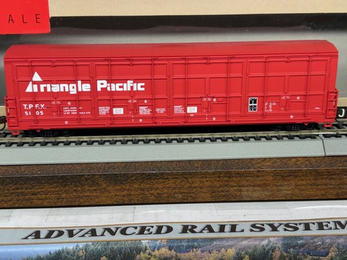 TRIANGLE PACIFIC / 56ft THRALL ALL-DOOR ENCLOSED LUMBER BOXCAR - HO SCALE NEW - Picture 11 of 13