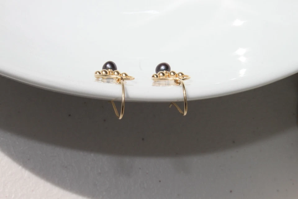 Pendientes genuinos de perlas negras de color exótico y rellenos de oro de 14kt hechos a mano-únicos Foto 2 de 4